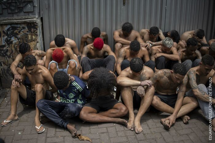 South America, South America, Stories: Those Who Carry The Dead By Eduardo Anizelli, Folha De S.paulo