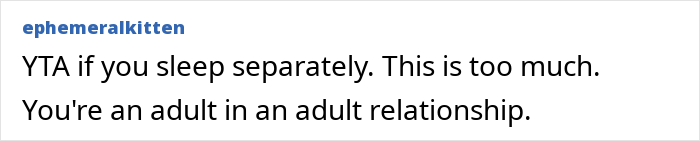 Postagem de texto em um fórum discutindo o dilema de uma mulher com sua mãe controlando seu arranjo de dormir com sua futura esposa.