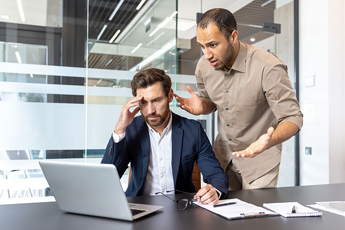 Homem passa de demitido a promovido em questão de semanas depois que chefe corrupto tenta se livrar dele