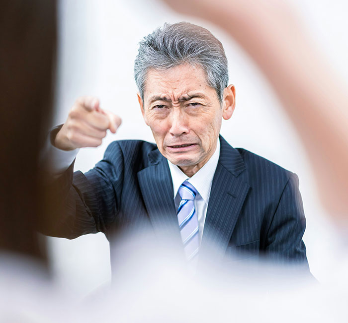 Homem passa de demitido a promovido em questão de semanas depois que chefe corrupto tenta se livrar dele