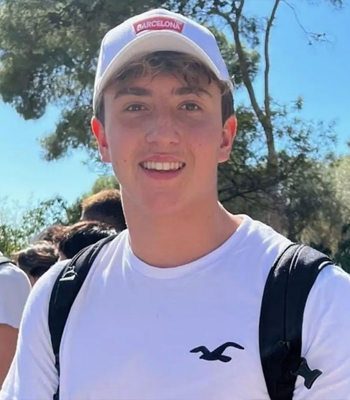 Filho do diretor de Hollywood se esconde após alegações perturbadoras, enquanto a mensagem arrogante da mãe provoca indignação