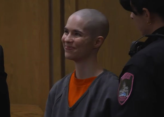 O diário da filha detalhou pensamentos sombrios sobre seu pai, então ela sorriu no tribunal com uma declaração chocante