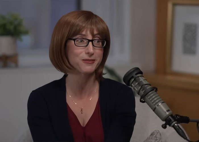 Autor de best-seller choca os fãs ao revelar a verdadeira identidade após 13 anos de vida dupla Autor de best-seller choca os fãs ao revelar a verdadeira identidade após 13 anos de vida dupla