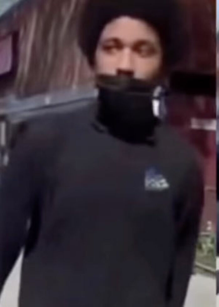 Vídeo perturbador captura a cabeça de uma adolescente pisoteando a cabeça de uma garota depois que ela o rejeitou