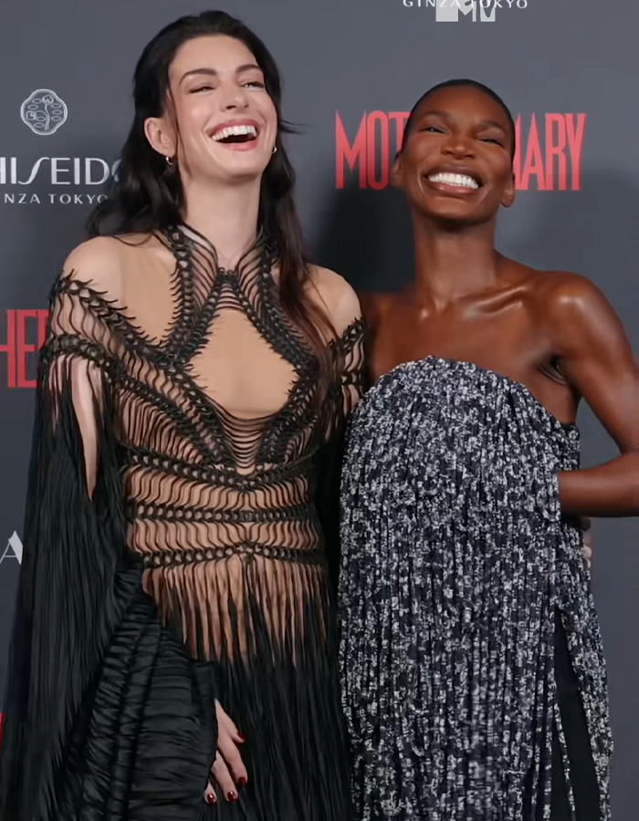 Anne Hathaway intervém para ajudar Michaela Coel a evitar o mau funcionamento do guarda-roupa no tapete vermelho