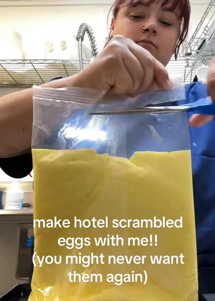 Uma pessoa abre um saco de ovos amarelos líquidos do bufê de hotel, prontos para serem cozidos. Isso revela como os ovos de bufê são feitos.