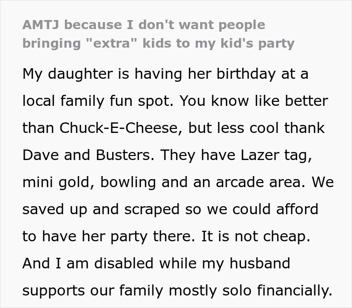 Mulher fica surpresa com a confirmação de presença de uma mãe na festa de aniversário da filha em um local de diversão familiar local com fliperama e jogos.