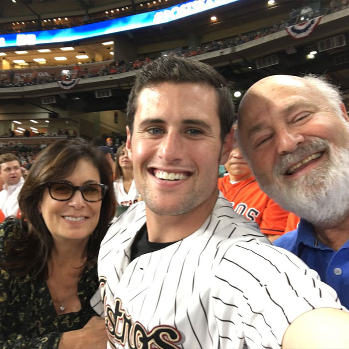 O filho de Rob Reiner, Jake, compartilha novos detalhes perturbadores da noite da tragédia de seus pais