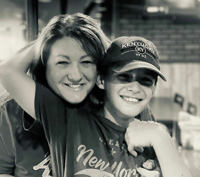 'Pai do ano' encerra a vida do filho de 11 anos no banheiro do aeroporto e depois se volta contra si mesmo