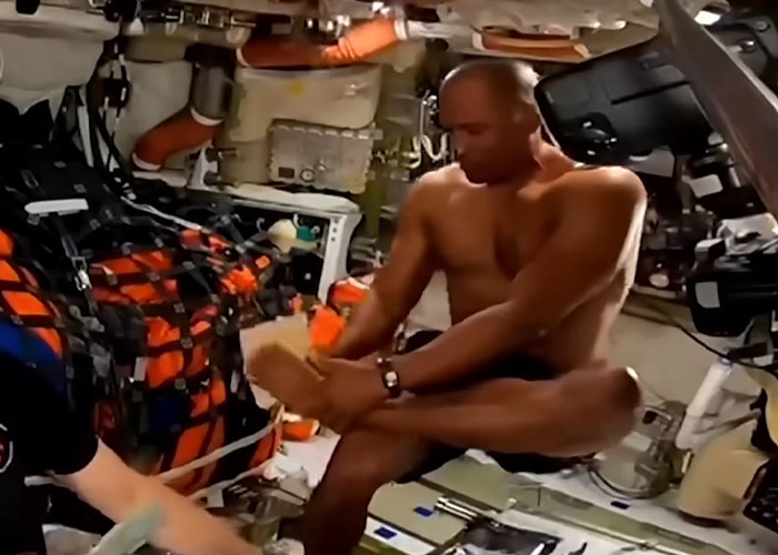 "Thirst Traps From Space": Astronaut's Ripped Physique During Moon Mission Sparks Frenzy