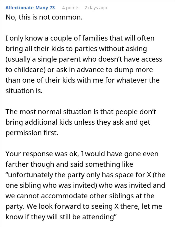 Mulher surpreendida pela confirmação de presença de uma mãe no aniversário da filha, discutindo regras para convidados da festa e permissão para crianças adicionais.