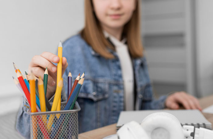 Os pais podem dizer imediatamente que a criança recebeu comida que não deveria receber e um voluntário é demitido por causa disso