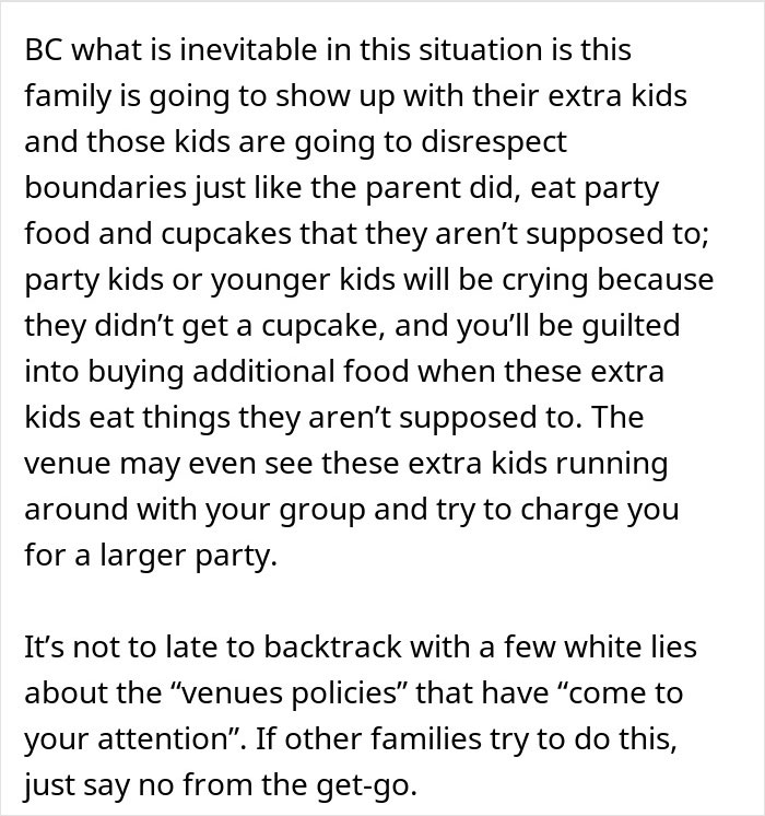 Texto discutindo confirmações de presença em festas e problemas com crianças extras desrespeitando limites na festa de aniversário de uma filha.