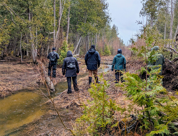 Menina de 13 anos desaparece da tenda da família na zona rural do Maine - agora seu pai emite um aviso perturbador