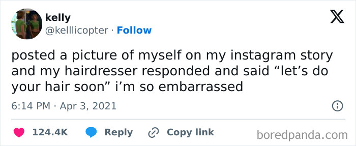 A tweet from Kelly expressing an embarrassing moment when her hairdresser offered to do her hair, highlighting awkward moments.