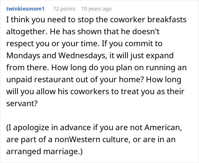 Marido explode com a esposa quando ela o confronta sobre ter que preparar o café da manhã para seus colegas