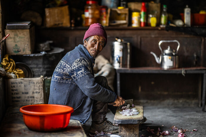 Prêmio Philip Harben de Comida em Ação: Cozinheiro no Mosteiro de Phuktal, Ladakh, Índia Por Gavin Burnett