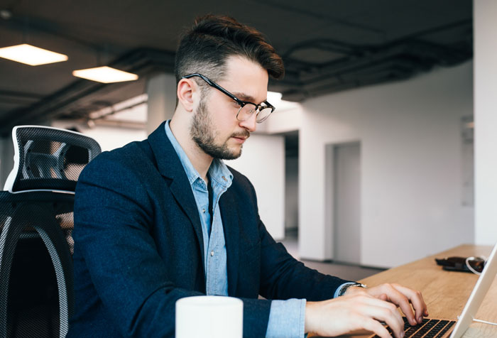 Marido explode com a esposa quando ela o confronta sobre ter que preparar o café da manhã para seus colegas