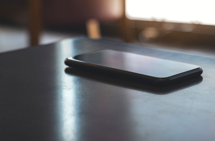 Smartphone on a table capturing the moment before oversleeping turned into a complete nightmare for parents.