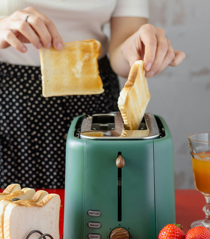 Marido explode com a esposa quando ela o confronta sobre ter que preparar o café da manhã para seus colegas