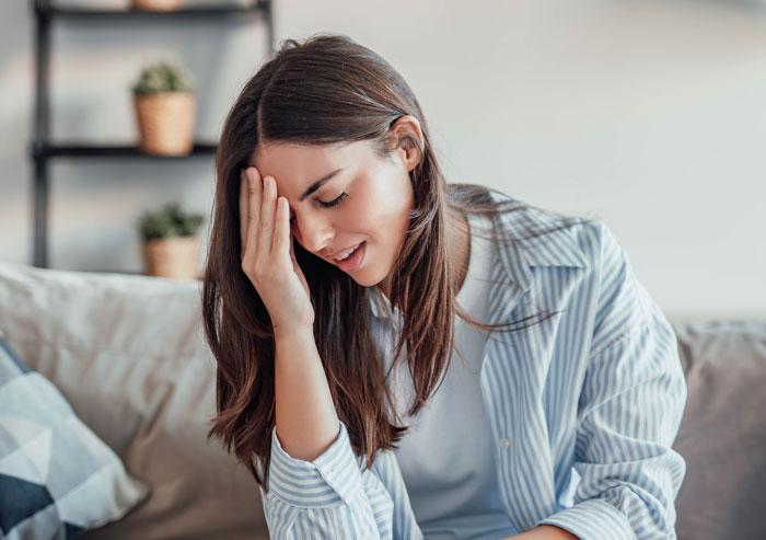 Marido explode com a esposa quando ela o confronta sobre ter que preparar o café da manhã para seus colegas