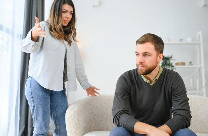 Marido explode com a esposa quando ela o confronta sobre ter que preparar o café da manhã para seus colegas