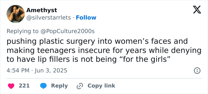 Kylie Jenner desperta preocupação de que seus implantes mamários tenham rompido depois que os fãs notaram detalhes no Coachella Snap Kylie Jenner desperta preocupação de que seus implantes mamários tenham rompido depois que os fãs notaram detalhes no Coachella Snap