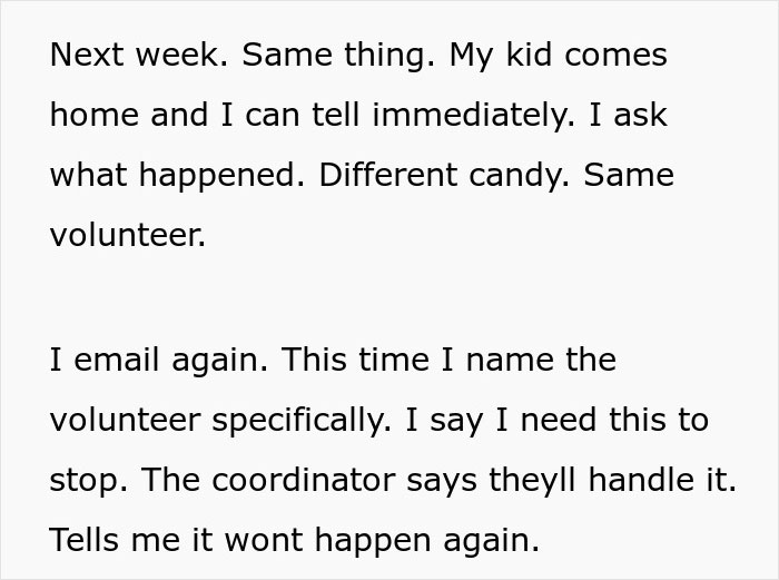 Os pais podem dizer imediatamente que a criança recebeu comida que não deveria receber e um voluntário é demitido por causa disso