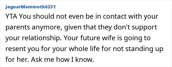Postagem de texto do usuário JaguarMammoth6231 aconselhando evitar contato com pais que não apoiam e que controlam os arranjos para dormir em um dilema de relacionamento.