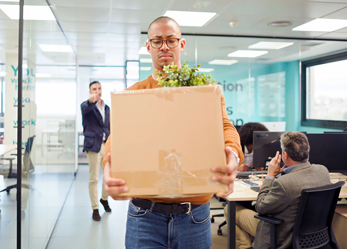 Homem passa de demitido a promovido em questão de semanas depois que chefe corrupto tenta se livrar dele
