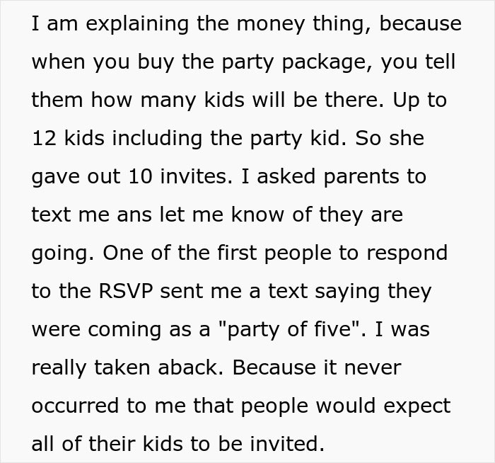 Trecho de texto discutindo a reação surpresa de uma mãe ao confirmar presença em uma festa de aniversário de sua filha.