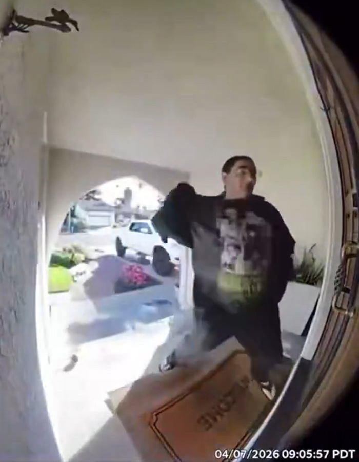 Homem capturado em vídeo de intruso em Fairfield fora de casa, capturado pela câmera da campainha em um dia ensolarado em um bairro residencial.