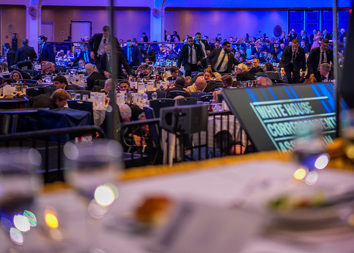 Mulher criticada por ato bizarro em meio ao caos após ataque em jantar de correspondentes na Casa Branca