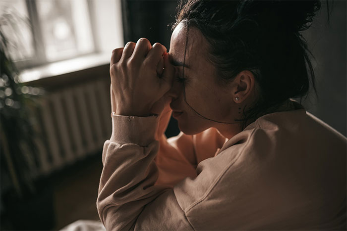 Homem trai a esposa e se casa com o parceiro, fica chateado, a família ama mais o ex