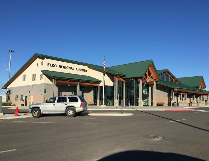 'Pai do ano' encerra a vida do filho de 11 anos no banheiro do aeroporto e depois se volta contra si mesmo
