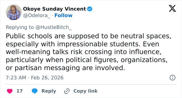 Tweet discutindo a revolta dos adolescentes e a controvérsia sobre a visita de Erika Kirk à escola, destacando as escolas públicas como espaços neutros.