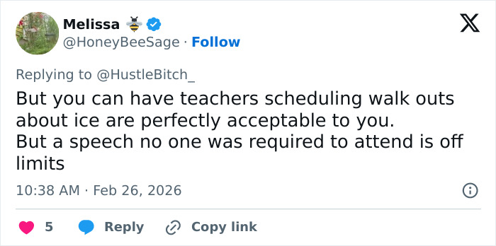 Captura de tela de um tweet discutindo a revolta e a controvérsia dos adolescentes sobre a visita de Erika Kirk à escola e as paralisações programadas.