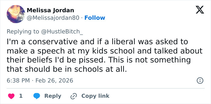 Tweet expressando oposição à polêmica visita de Erika Kirk à escola e à conversa relacionada à revolta de adolescentes.