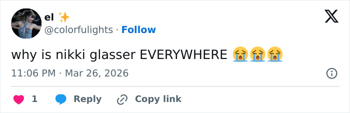 Um tweet perguntando "por que Nikki Glaser está EM TODA PARTE" com emojis chorando. Isto está relacionado ao assado de Nikki Glaser.