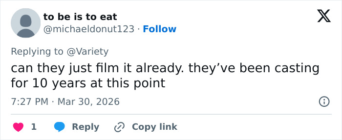 Um tweet de @ michaeldonut123 sobre Helena Bonham Carter deixando The White Lotus, expressando frustração com os atrasos no elenco.