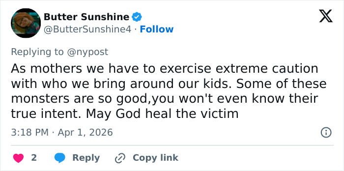 Tweet alertando sobre ter cautela com as crianças e fazendo referência a um professor que supostamente está construindo um relacionamento com a mãe por motivos sinistros.