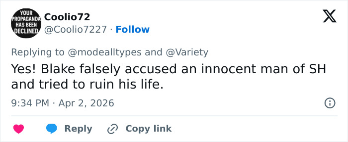 Tweet comentando sobre a violenta batalha legal de Blake Lively com Justin Baldoni, discutindo acusações e impacto.