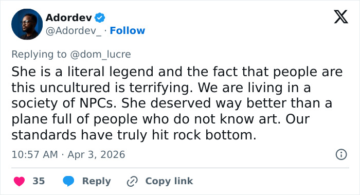 Tweet screenshot showing a user defending a Broadway star after complaints of not being recognized on a plane.