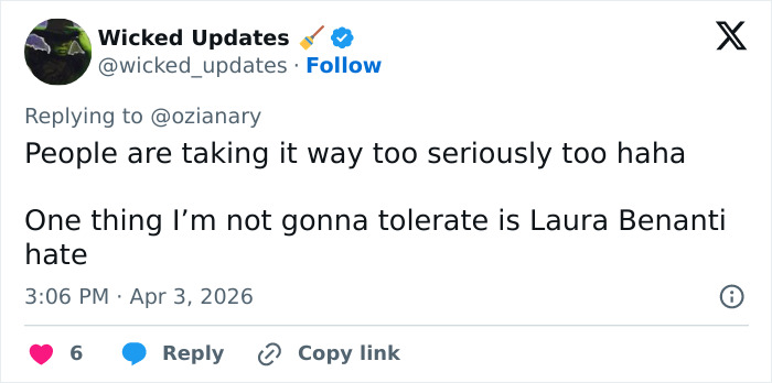 Screenshot of a tweet discussing Broadway star Laura Benanti being trolled after complaining about plane recognition.