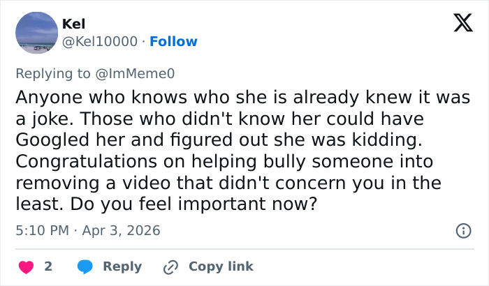 Tweet text criticizing online bullying of a Broadway star after complaining about not being recognized on a plane.