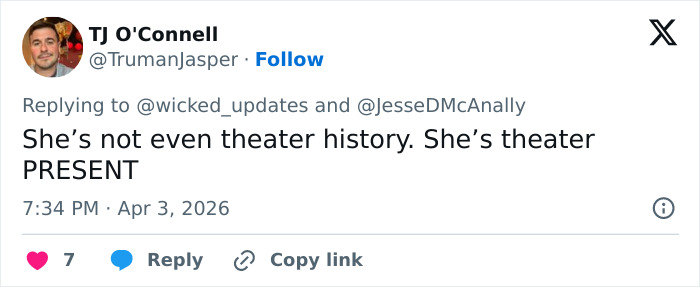 Screenshot of a tweet about a Broadway star being trolled for complaining about not being recognized on a plane.