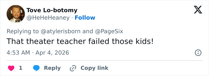 Screenshot of a tweet mocking a Broadway star for complaining about not being recognized on a plane.