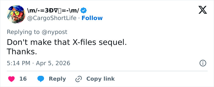 Estrela de TV dos anos 90 irreconhecível aparecendo com saia e peruca loira durante as filmagens, apresentando um novo visual ousado.