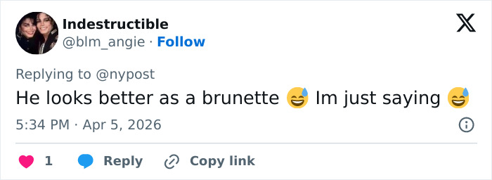 Estrela de TV dos anos 90 com peruca e saia loiras, saindo irreconhecível durante uma sessão de filmagem ao ar livre.