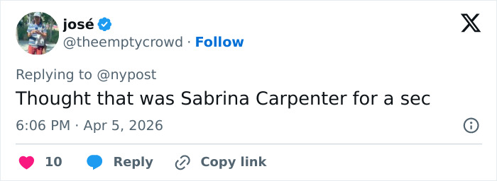 A estrela da TV dos anos 90 aparece com saia e peruca loira durante as filmagens, parecendo drasticamente diferente da aparência normal